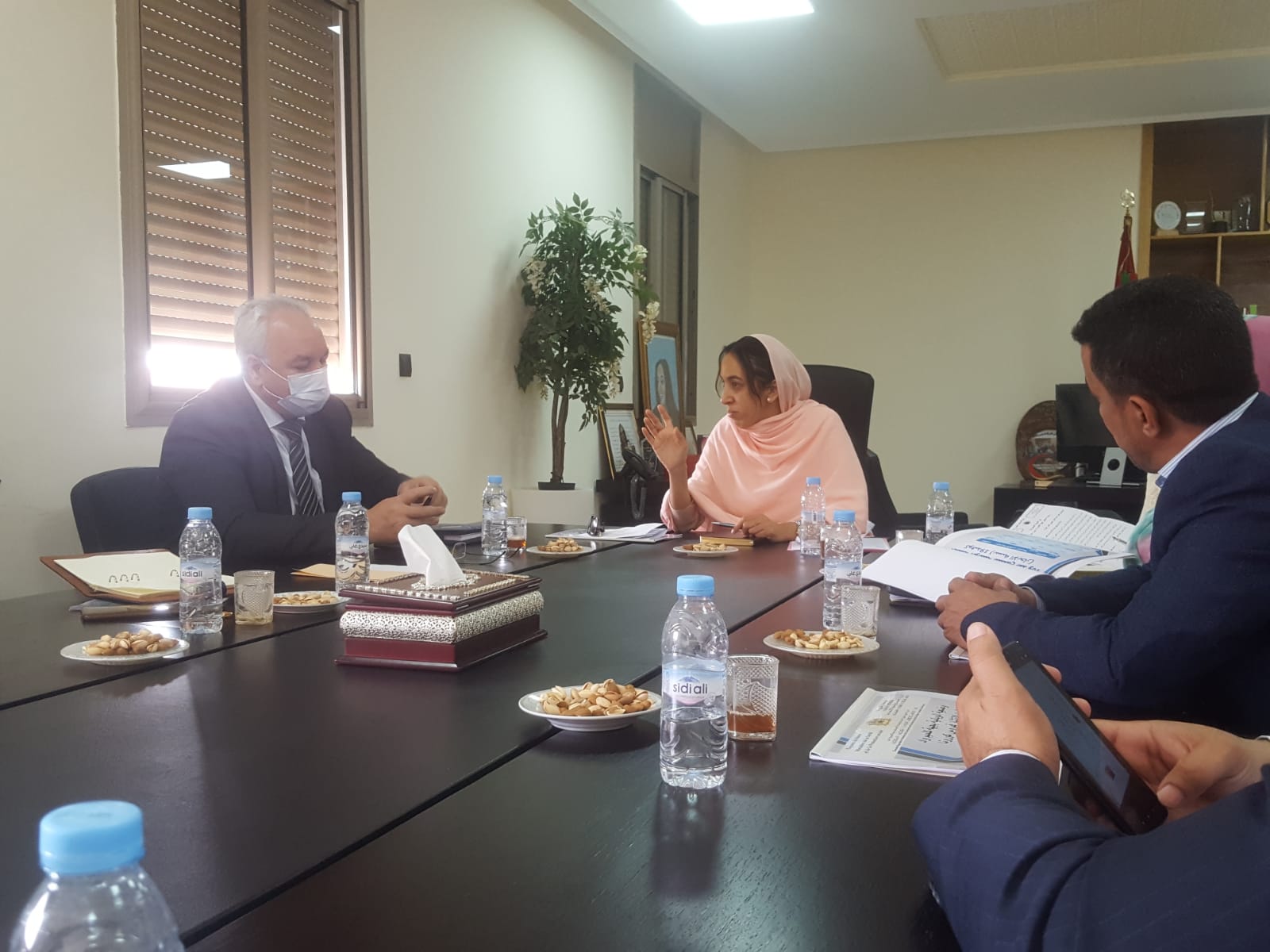 بوعيدة تعقد اجتماعاً لتدارس الحالة الوبائية بجهة كلميم وادنون وللتحسيس بأهمية استكمال التلقيح