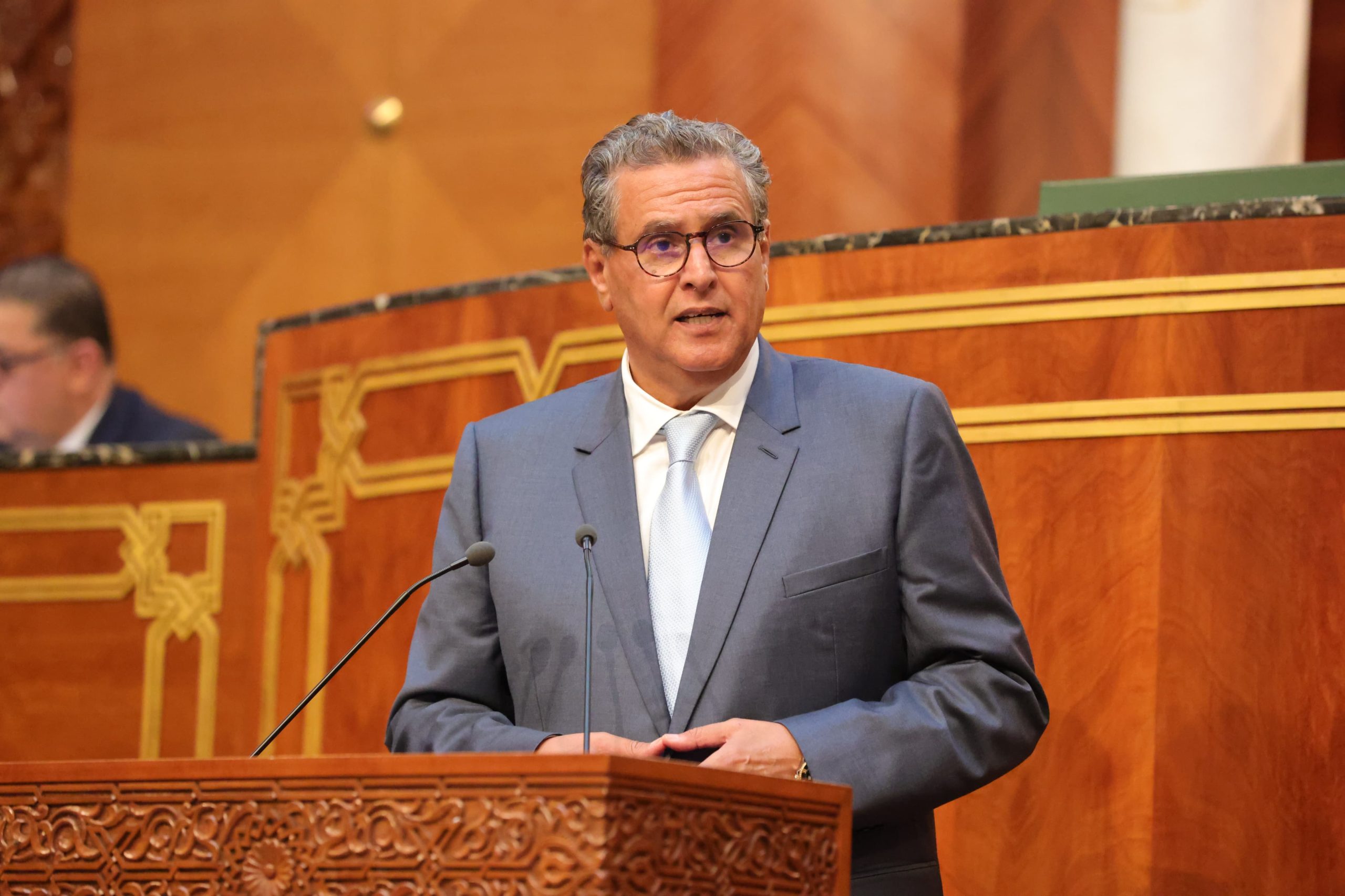 الحكومة تؤكد رفع المداخيل الجبائية وتقليص العجز وضمان تموقع استراتيجي للمملكة في السوق الدولية