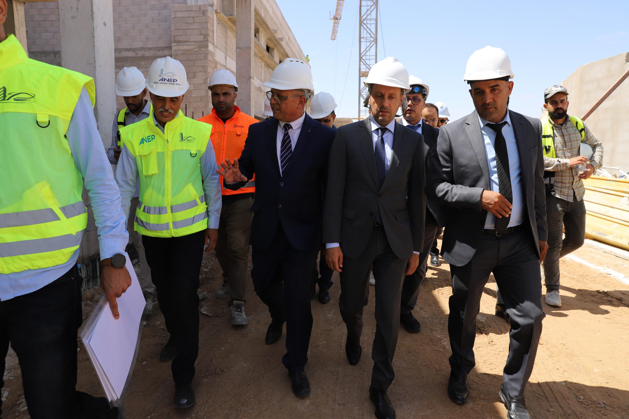 التهراوي يتفقد مشروع بناء المركز الاستشفائي الجامعي بالعيون ويطلع على سير عمل مؤسسات صحية ومشاريع جارية بالجهة