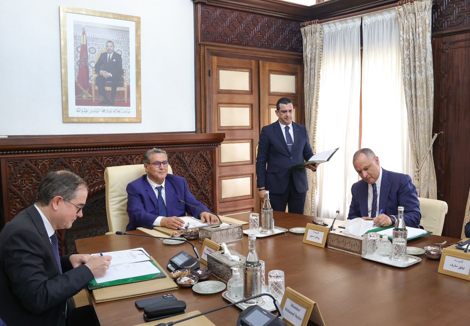 رئيس الحكومة يستقبل المدير التنفيذي لمجموعة رونو ويترأس مراسم التوقيع على ملحق اتفاقية استثمارية مع المجموعة