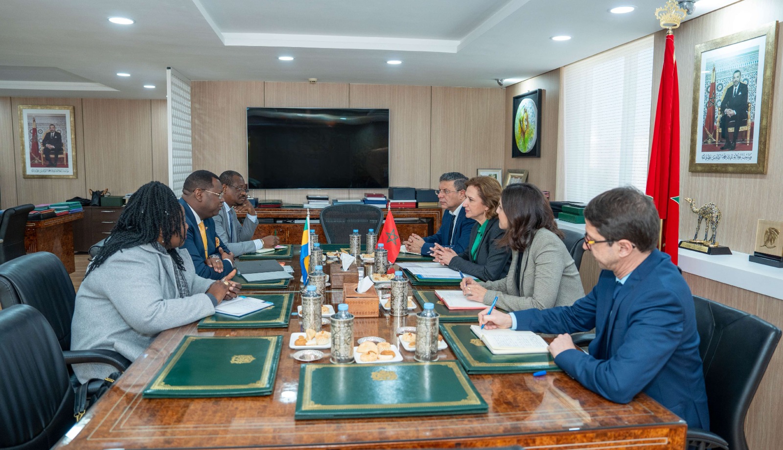 عمور تتباحث مع سفير جمهورية الغابون حول آفاق تطوير التعاون في المجال السياحي